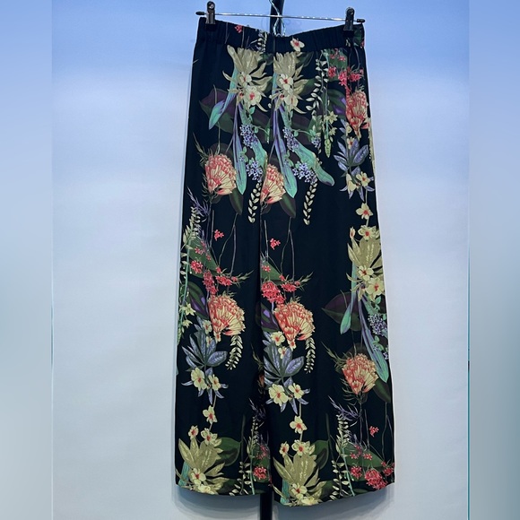 BooHoo size 4 wide leg flowy pants light weight black with tropical flowers NWOT - Picture 3 of 3